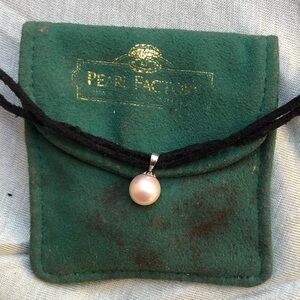 The Pearl Factory 1 White Pearl Pendant Leather Necklace With Pouch